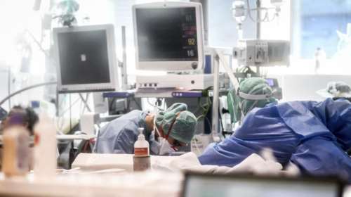 Συγκίνηση στα νοσοκομεία: Εξιτήριο από την εντατική για ασθενείς με κορονοϊό [βίντεο]