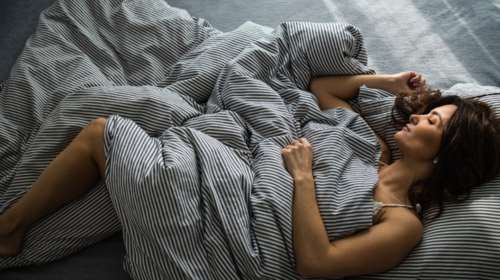 Προκαλεί η εμμηνόπαυση αϋπνίες; Τα συμπτώματα και οι λύσεις