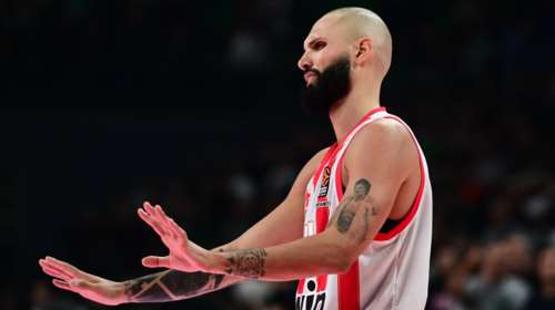 Η στιγμή που ο Φουρνιέ χορεύει μαζί με τους οπαδούς του Ολυμπιακού - Η θερμή υποδοχή στο ΣΕΦ μετά τη μεγάλη νίκη [βίντεο]