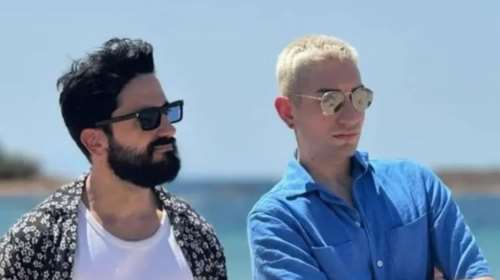 Πας σε beach bar; Το καυστικό βίντεο του Διονύση Ατζαράκη και Γιάννη Κατινάκη για τις &quot;χρυσές ξαπλώστρες&quot;