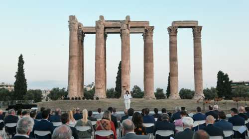Στις αποχρώσεις του λευκού, του μαύρου και του σαμπανιζέ Σακελλαροπούλου, Μαρέβα και Μπακογιάννη [Εικόνες]
