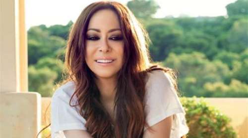 Σε πορτοκαλεώνα με αμφίεση &quot;υπερπαραγωγή&quot; η Μελίνα Ασλανίδου! [εικόνα]