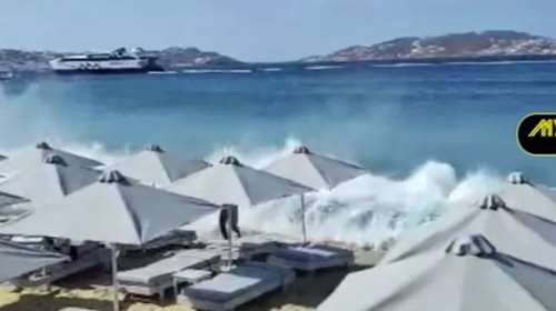 Μίνι &quot;τσουνάμι&quot; σε παραλία της Μυκόνου από τα απόνερα πλοίου - Τραυματίστηκαν δύο λουόμενοι [βίντεο]