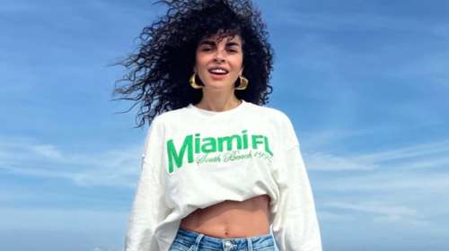 &quot;Όταν δεν πας παραλία ενώ έχει καύσωνα... Μπαλκονάδα&quot;: Η Μαρία Σολωμού ποζάρει με μαύρο μπικίνι