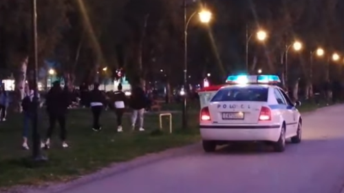 Πάτρα: Αστυνομικοί διώχνουν με μεγάφωνα κόσμο που &quot;κόβει&quot; βόλτες σε πάρκα