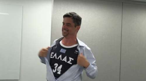 "Πάμε Ελλάδα!": Το μήνυμα της Αμερικανικής Πρεσβείας για τον αγώνα μπάσκετ με την Τουρκία - Δείτε το απίθανο βίντεο