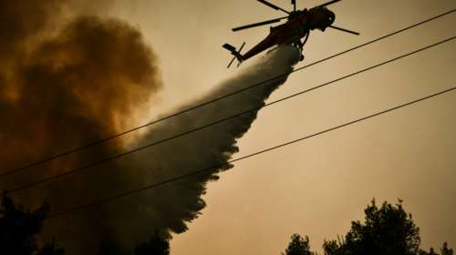 Φωτιά στα Σβορωνάτα της Κεφαλονιάς - Σηκώθηκαν εναέρια μέσα