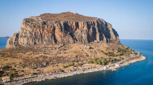 Λακωνία: Θρίλερ με πτώμα άνδρα σε βράχια παραλίας στη Μονεμβασιά