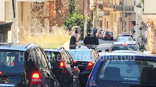 Απίστευτο! Μητροπολίτης και ιερείς σκαρφάλωσαν σε αυτοκίνητα και άγιασαν τους δρόμους για να ξορκίσουν τον κορονοϊό [εικόνες]