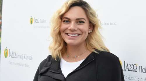 Ιωάννα Μαλέσκου: Εξιτήριο από το μαιευτήριο με το κοριτσάκι της - Τελείως άβαφη και με κολιέ που έγραφε &quot;μαμά&quot;