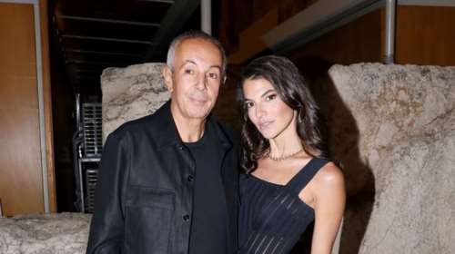 Η Δήμητρα Κούστα είναι style icon: Ποζάρει με boho γιλέκο και καφέ suede φούστα στο πλευρό της Άννας Βίσση