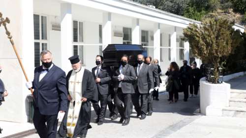 Θεόφιλος Βανδώρος: Ράγισαν καρδιές στην κηδεία του - Τραγικές φιγούρες η αδελφή του και η ανιψιά του  [Εικόνες]