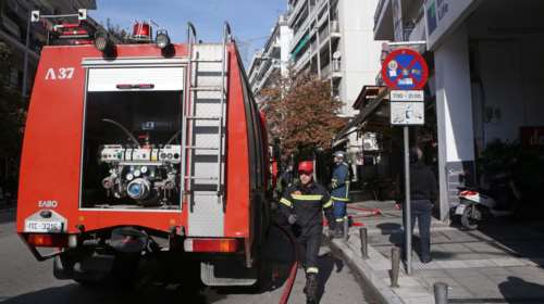 Ξέσπασε φωτιά στο Ειρηνοδικείο Αθηνών - Επί τόπου 4 οχήματα της Πυροσβεστικής