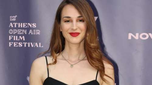 Βίκυ Παπαδοπούλου: Η σπάνια εμφάνιση της πρωταγωνίστριας του Παπακαλιάτη με το τέλειο φθινοπωρινό σύνολο