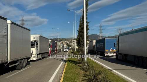 Λαμία: Ένα απέραντο πάρκινγκ για φορτηγά η είσοδος της πόλης λόγω του μπλόκου στον Μπράλο [εικόνες - βίντεο]