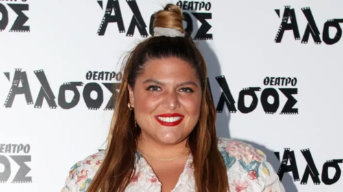 Η Δανάη Μπάρκα με τη μίνι φούστα που θα φοράμε όλο το φθινόπωρο: κάνει τα πόδια να φαίνονται πανύψηλα - ιδανική για το γραφείο