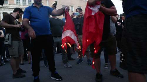 Ένταση στη συγκέντρωση για την Γενοκτονία των Ποντίων: Έκαψαν τουρκική σημαία στο Σύνταγμα