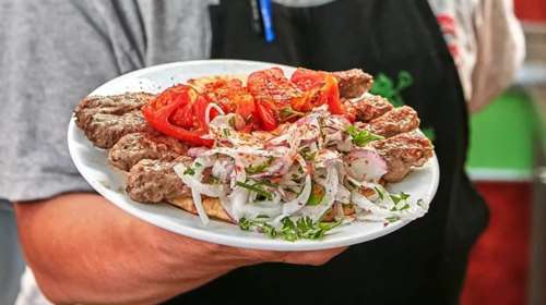 Το αθηναϊκό κεμπάπ που μεγάλωσε γενιές και γενιές: Η ζουμερή σταθερά στο Μοναστηράκι