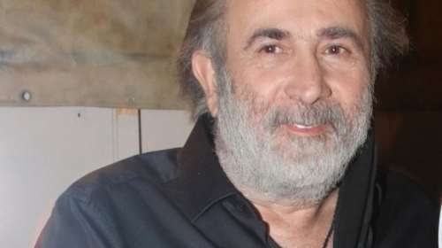 O Λάκης Λαζόπουλος στο πανέμορφο και κυκλαδικής αισθητικής σπίτι του στην Πάρο - Η οροφή με τις καλαμιές