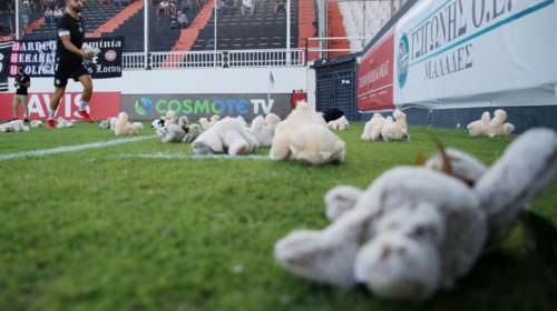 Εξαιρετική πρωτοβουλία του ΟΦΗ: &quot;Έβρεξε&quot; κουκλάκια στον αγωνιστικό χώρο για την αντιμετώπιση του παιδικού καρκίνου [Βίντεο]