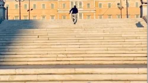 Ο Σάκης Τανιμανίδης πήγε για γυμναστική στο Σύνταγμα [βίντεο]