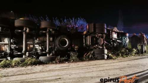 Αρτα: Νεκρός ο οδηγός του φορτηγού που ανατράπηκε - Το φορτίο ελαιόλαδου &quot;έγειρε&quot; το όχημα [εικόνες]