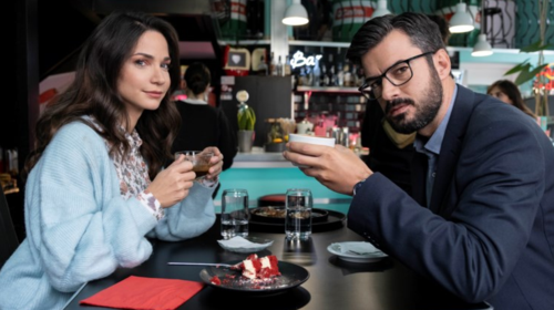 Είδαμε Πρώτοι: &quot;Κι όμως είμαι ακόμα εδώ&quot; με την Κατερίνα Γερονικολού &amp; τον Γιάννη Τσιμιτσέλη