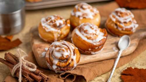 Cinnamon rolls με τέσσερα μόλις υλικά - Η καλύτερη ιδέα για γλυκό φούρνου χωρίς κόπο