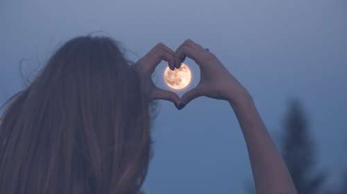The dark side of the Moon: Πόσο μας επηρεάζει η πανσέληνος ψυχικά και σωματικά;