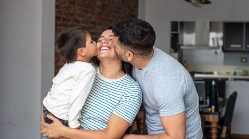 Εξι χαρακτηριστικά που έχουν τα ζευγάρια που βελτιώνουν τη σχέση τους μετά τα παιδιά