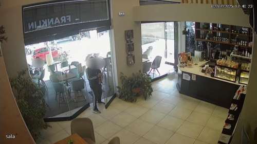 Βίντεο ντοκουμέντο: Πελάτης καφετέριας στη Λάρισα άρπαξε το κουτί με τα φιλοδωρήματα και έγινε... καπνός