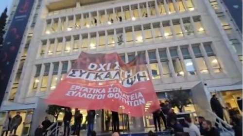 Παρέμβαση στο ραδιομέγαρο της ΕΡΤ για τα Τέμπη: &quot;Το έγκλημα δεν θα συγκαλυφθεί&quot;