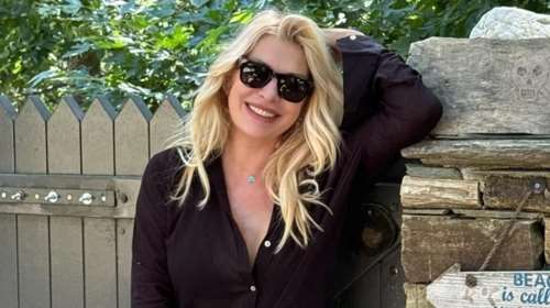 Η Ελένη Μενεγάκη ποζάρει με το τέλειο μπικίνι ελληνικού brand