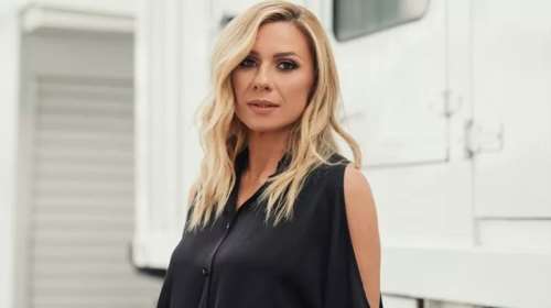 Με φαρδιά ρούχα και ξυρισμένα μαλλιά: Η Κατερίνα Καραβάτου φωτογραφίζει την κόρη της, Αέλια