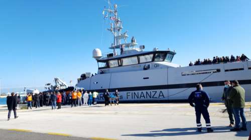 Στην Κέρκυρα οι επιβάτες του φλεγόμενου πλοίου - 4 τραυματίες στο νοσοκομείο, ανάμεσά τους βρέφος 2 μηνών [εικόνες - βίντεο]