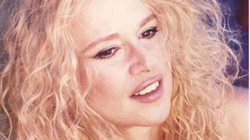 Η Αλίκη Βουγιουκλάκη στα 80: Σπάνια φωτογραφία από το εσωτερικό του Θεολόγου - Το άγαλμα και το πορτραίτο της