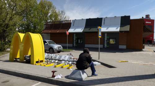 Ρωσία: Τέλος εποχής - Ξηλώθηκαν οι εμβληματικές ‘Χρυσές Αψίδες’ των McDonald&#39;s μετά από 30 χρόνια [Εικόνες]