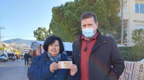 Κίνηση ανθρωπιάς: Πωλήτρια λαϊκής στου Παπάγου βρήκε 5.000 ευρώ και τα παρέδωσε στην Αστυνομία