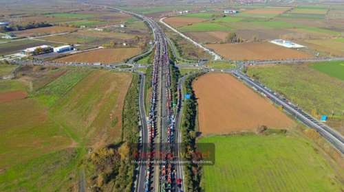 Αγροτικές κινητοποιήσεις: Το μπλόκο της Καρδίτσας στον Ε65 από ψηλά - Σήκωσαν περιπολικό που έκλεισε τον δρόμο