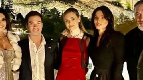 Η Κίμπερλι Γκίλφοϊλ στη βεράντα του σπιτιού της Σήλιας Κριθαριώτη που βρίσκεται κάτω από την Ακρόπολη