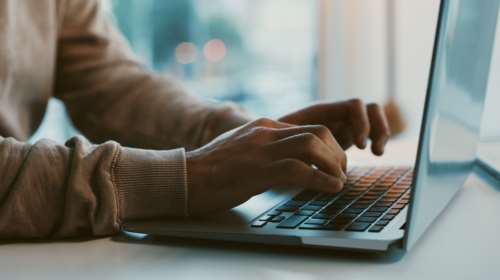 Έρχεται voucher για tablet - laptop έως και 700 ευρώ - Πότε ξεκινούν οι αιτήσεις, ποιοι είναι οι δικαιούχοι