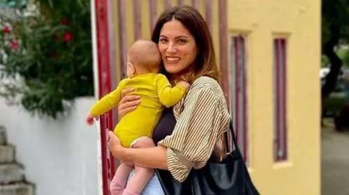 Mini fashion icon η Ολίβια Στρατή: Με πουά τζιν μπουφανάκι στην παιδική χαρά