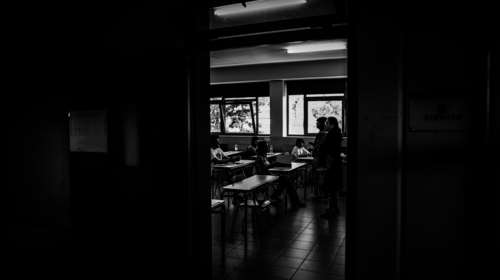 Καταγγελία για ΕΠΑΛ στο Χαλάνδρι: Η διευθύντρια υποχρεώνει μαθητές να σκάβουν στο προαύλιο για να σβήνει απουσίες