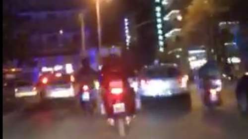 Ανήλικος με αλλεργικό σοκ: Καρέ - καρέ η αστραπιαία μεταφορά στο νοσοκομείο από την ΕΛΑΣ [Βίντεο]