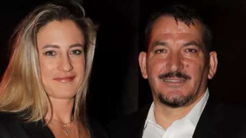 Αφροδίτη Σκαφίδα: Ποζάρει αγκαλιά με τον Πύρρο Δήμα με θέα τη Σαντορίνη