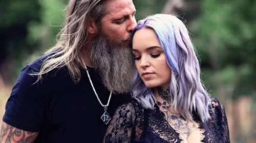 Η γυναίκα που &quot;παντρεύτηκε&quot; τον πατριό της και κορόιδεψε ολόκληρο το διαδίκτυο