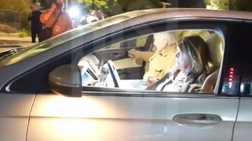 Μάθιου Πέρι - Συντετριμμένοι οι γονείς του: Η στιγμή που φθάνουν στο σπίτι του μετά την είδηση του θανάτου του