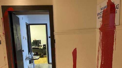 Λάρισα: Επιτέθηκαν στο γραφείο του Χρήστου Κέλλα [εικόνες]