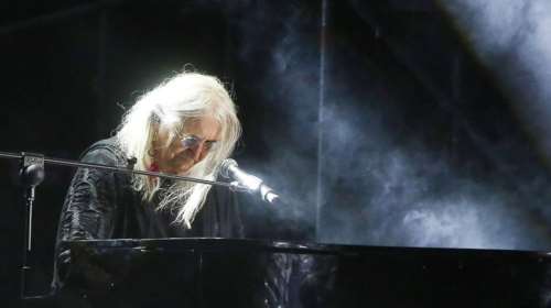 &quot;Θα αγαπούσες τη μαμά σου, αν δεν ήτανε η μαμά σου;&quot; Το τραγούδι του Νίκου Καρβέλα για τη γονεϊκότητα