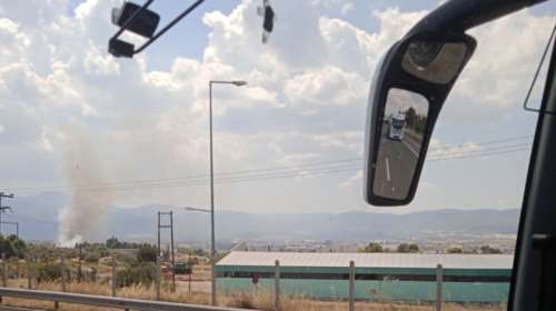 Πυρκαγιά στα Οινόφυτα - Καίει κοντά σε βιομηχανική ζώνη